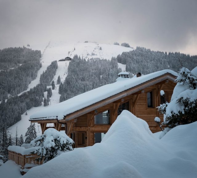 Chalet de montagne enneigé