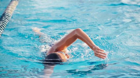 Pourquoi la natation est-elle bénéfique pour les bébés et les enfants en bas âge?