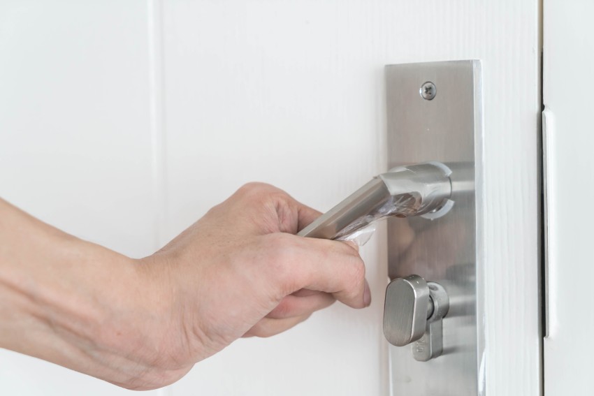 Comment réparer une poignée de porte cassée ?