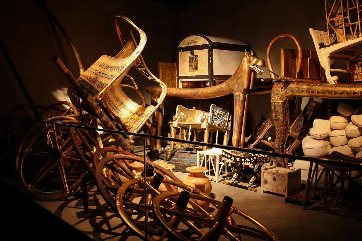 Objets historiques exposés dans un musée, chariots et roues en bois