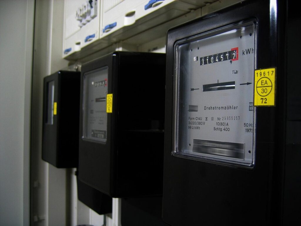 Trois compteurs électriques noirs affichent des valeurs de consommation