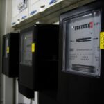 Trois compteurs électriques noirs affichent des valeurs de consommation