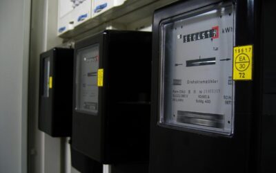 Trois compteurs électriques noirs affichent des valeurs de consommation