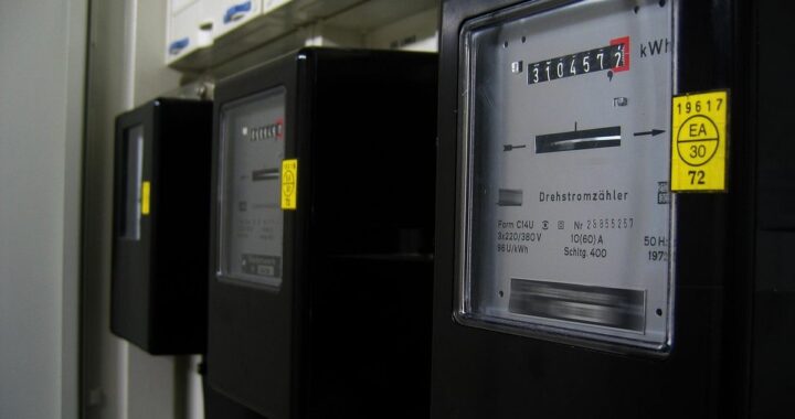 Trois compteurs électriques noirs affichent des valeurs de consommation
