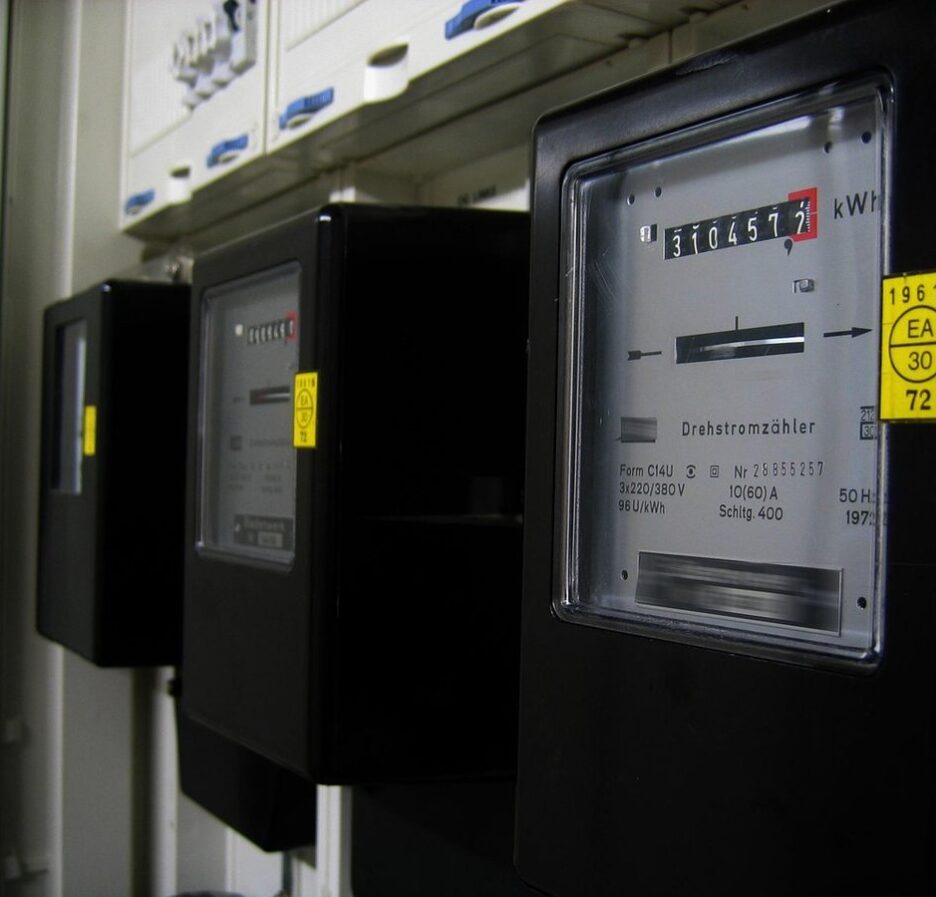 Trois compteurs électriques noirs affichent des valeurs de consommation