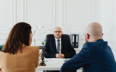 Réunion professionnelle en bureau avec trois individus