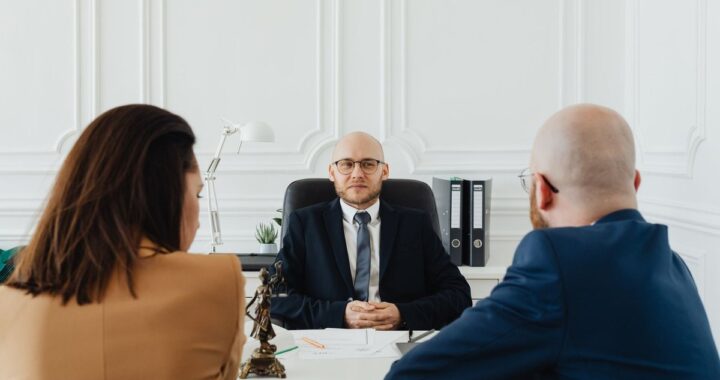 Réunion professionnelle en bureau avec trois individus