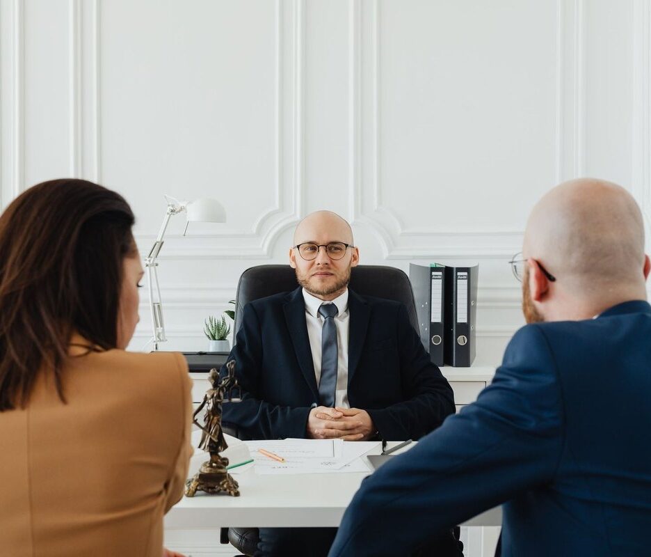 Réunion professionnelle en bureau avec trois individus