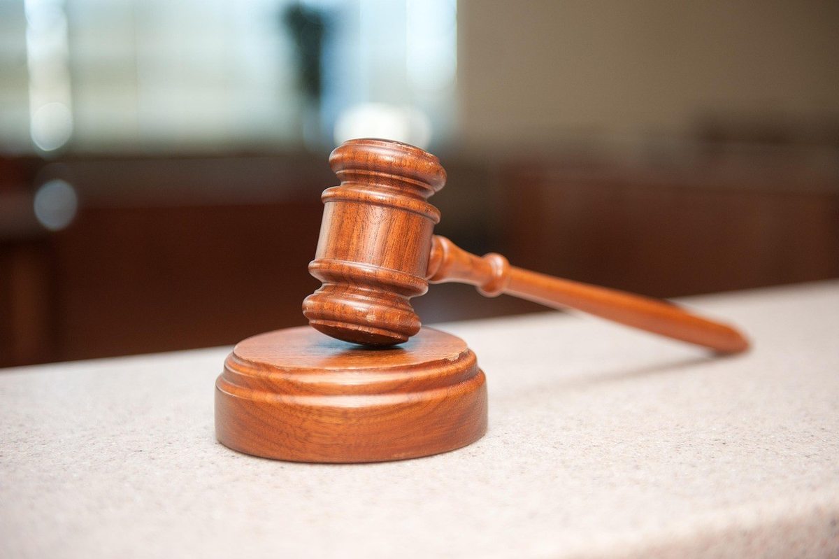 Marteau posé sur un pupitre dans une cour de justice Marteau posé sur un pupitre dans une cour de justice