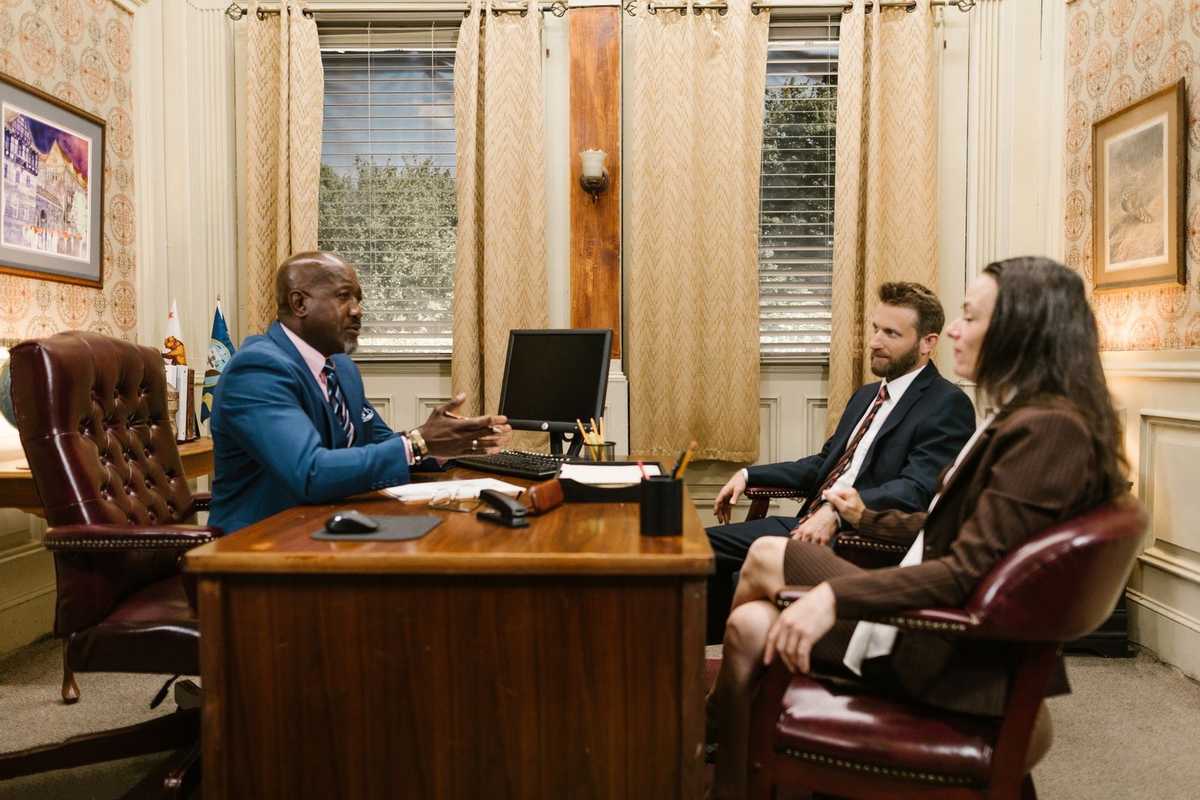 Réunion professionnelle en bureau avec ordinateur et documents