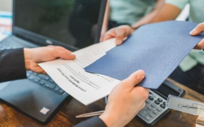 Échange de documents professionnels sur une table de bureau
