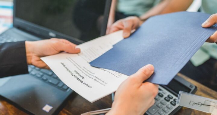 Échange de documents professionnels sur une table de bureau