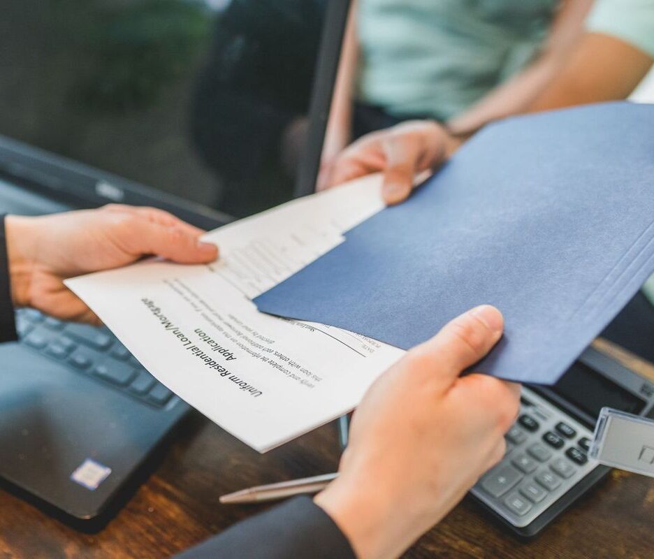 Échange de documents professionnels sur une table de bureau