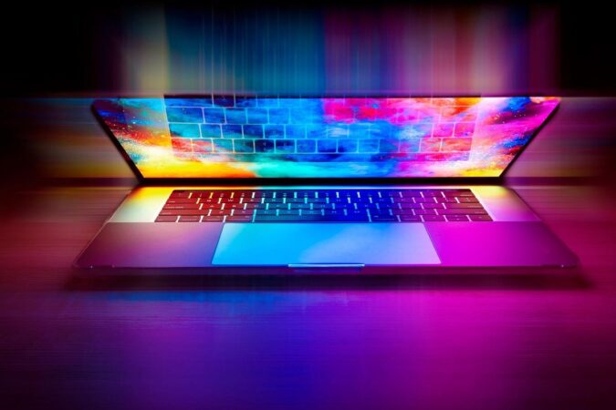 ordinateur portable avec clavier rétroéclairé et écran arc-en-ciel