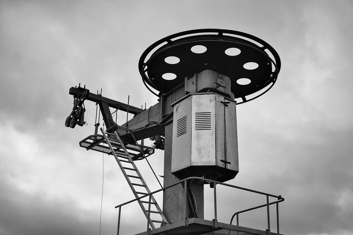 Un dispositif mécanique avec plateforme, échelle et éclairage circulaire