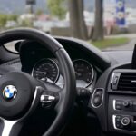 Vue du cockpit d'un véhicule avec volant, jauges et navigation